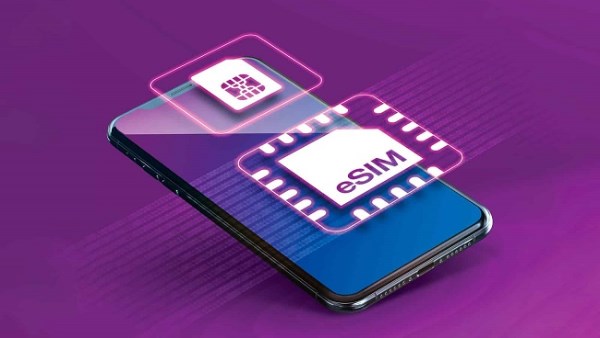 هاتف ذكي يظهر إشارة 5G أمام آيا صوفيا
